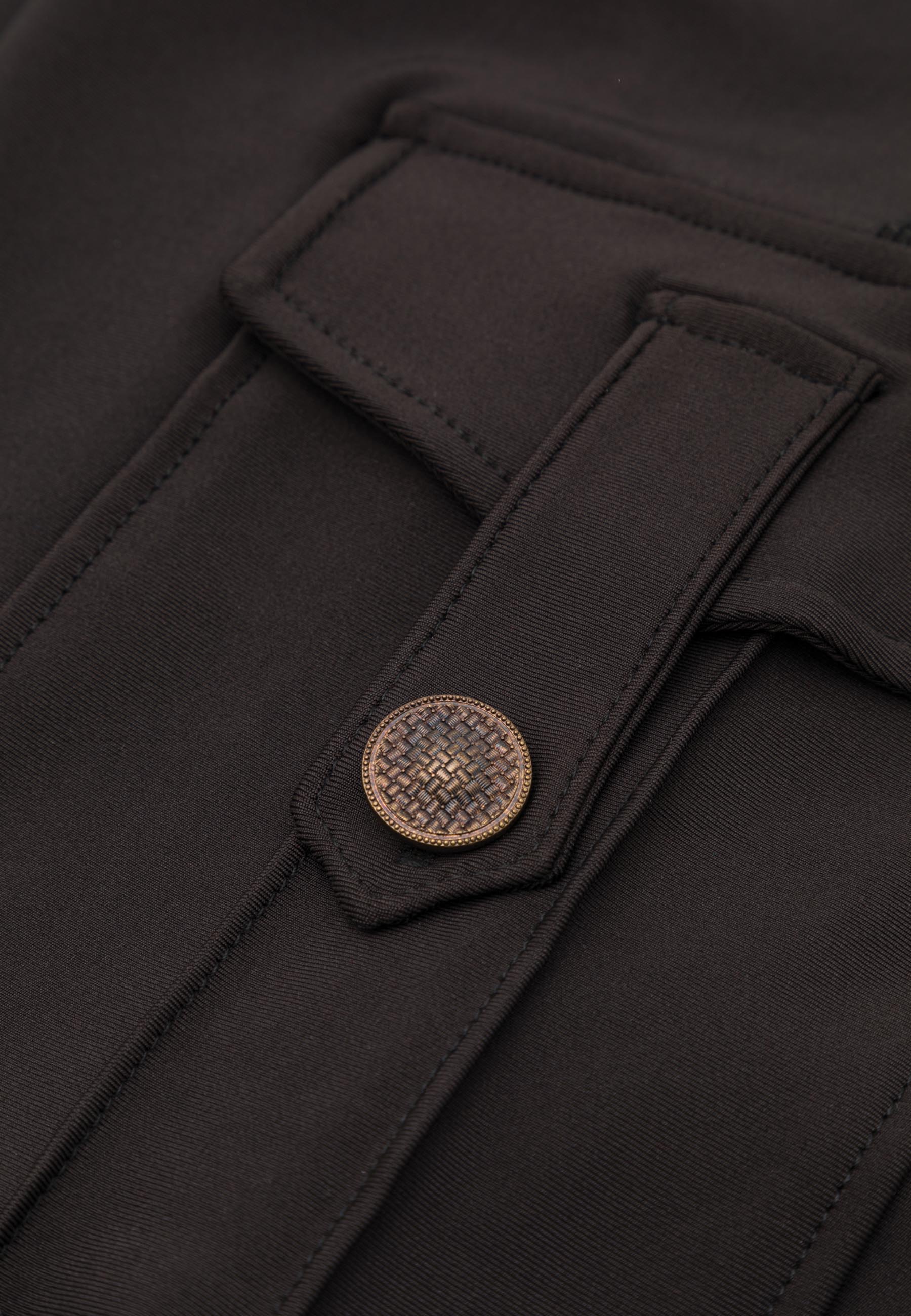 Nahaufnahme der 1122 Cargo-Leggings von Lismina in Schwarz mit Taschen und schlanker Silhouette.